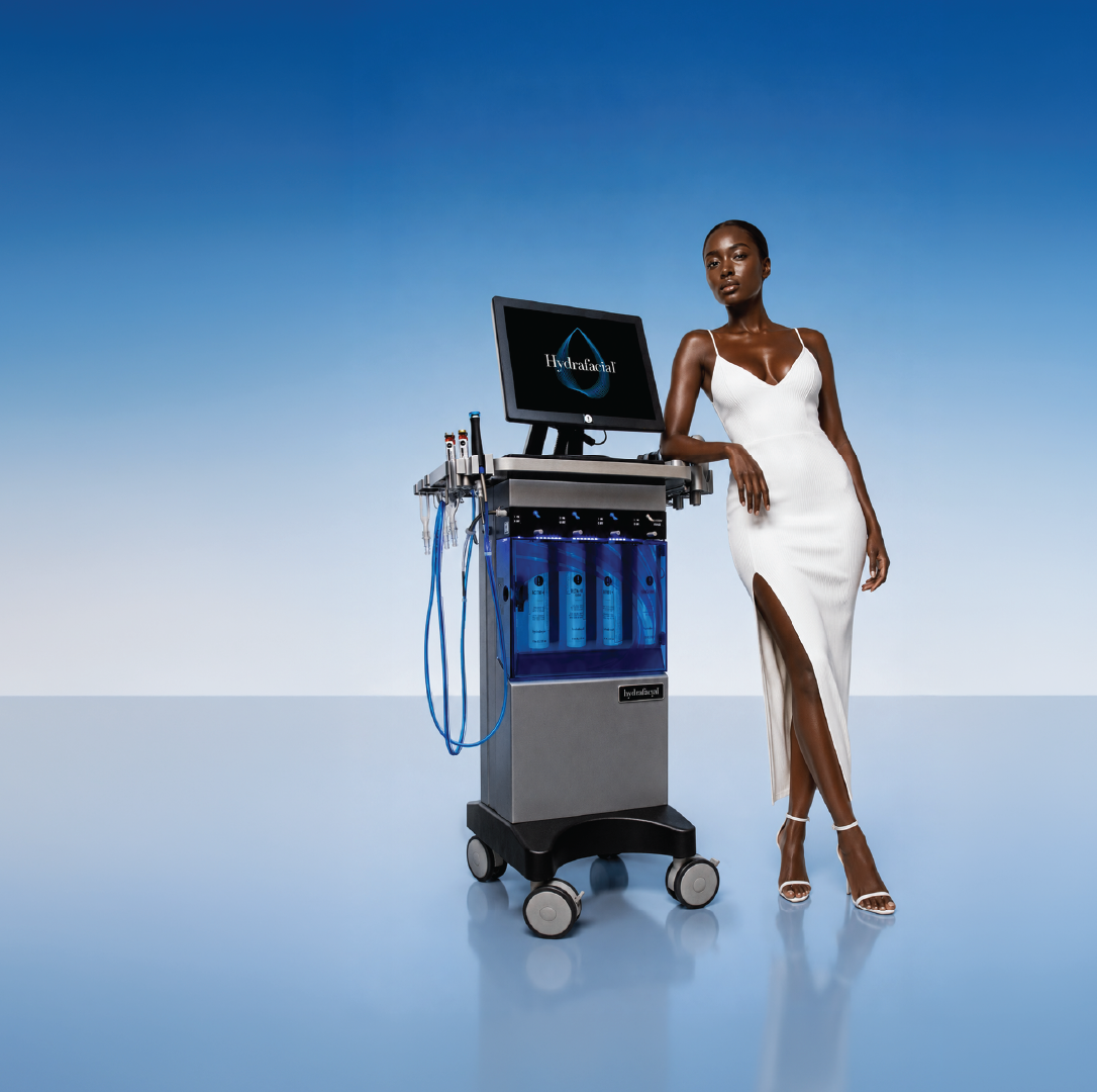 Plataforma Hydrafacial ao lado de modelo com pele luminosa