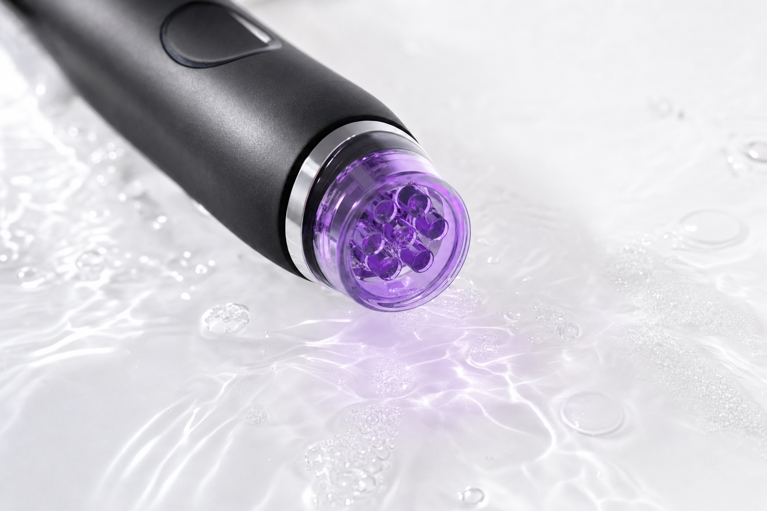 Ponteira Hydrafacial com booster roxo aplicada sobre superfície hidratada