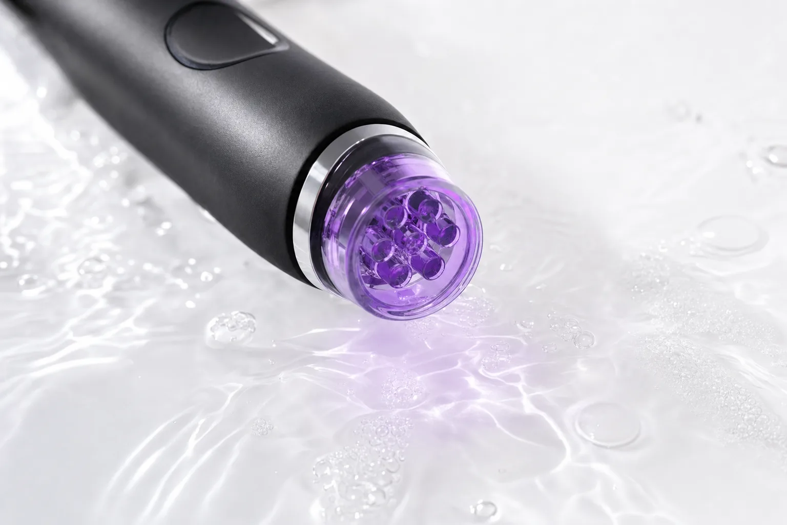 Ponteira Hydrafacial com booster roxo aplicada sobre superfície hidratada